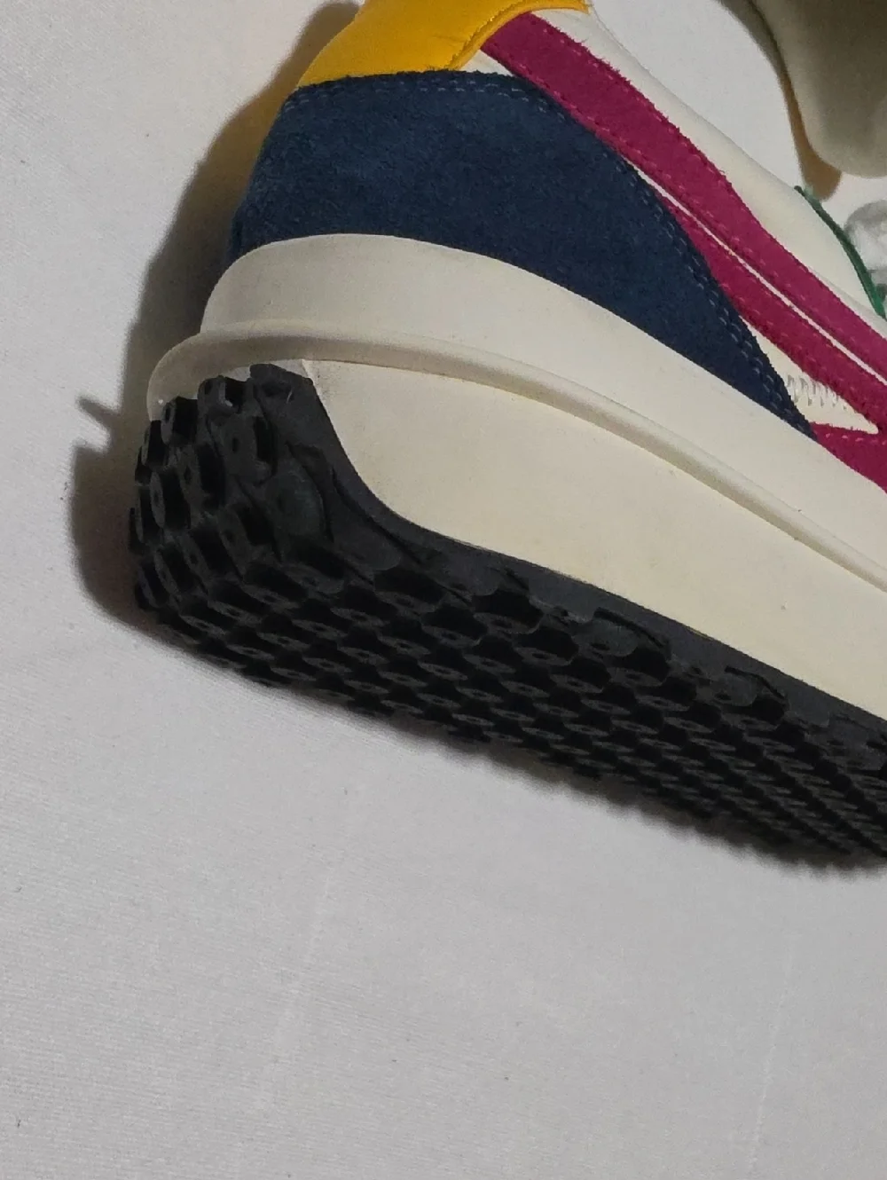 Steve Madden White Green Pink Yellow Accent Retro Runner Sneakers Sizw 9.5